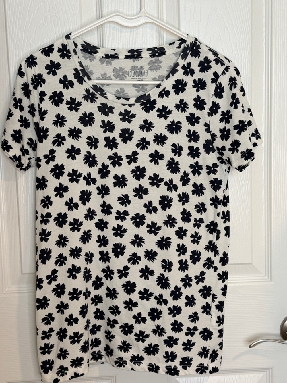 J. CREW COLLECTOR  cream Tee with blue Floral Pattern - Short Sleeve 100% cotton - Picture 4 of 7